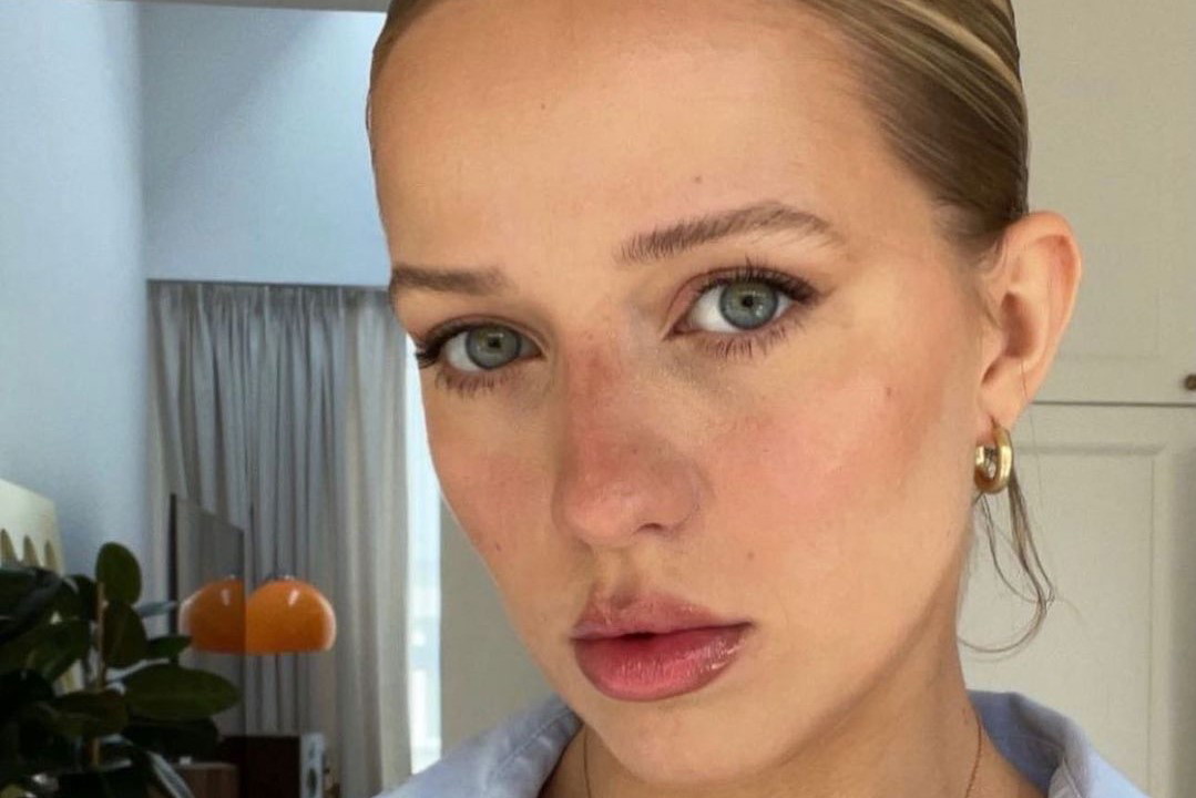 Biżuteria: długie naszyjniki z wisiorkiem będą hitem tego sezonu! Zobacz jak je nosić?