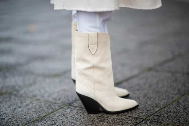 Białe botki na jesień i zimę - totalny hit sezonu czy kicz?