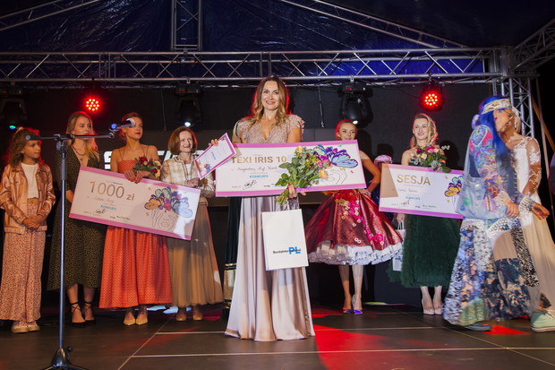 Chwile pełne emocji, czyli oficjalne ogłoszenie wyników konkursu – laureatka Grand Prix Strima, Magdalena Ryl-Panek, już wie, że wygrała hafciarkę Texi Iris