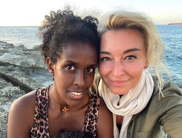 Uczy jak wspierać i pomagać innym kobietom