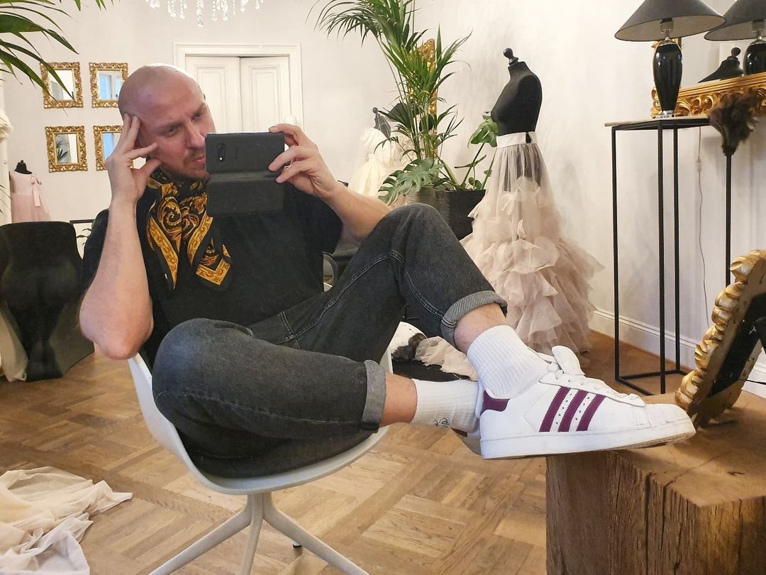 Znany projektant dzieli się dramatyczną historią: "Te święta spędzam sam, nie pojadę do domu rodzinnego, z którego zostałem wydziedziczony"