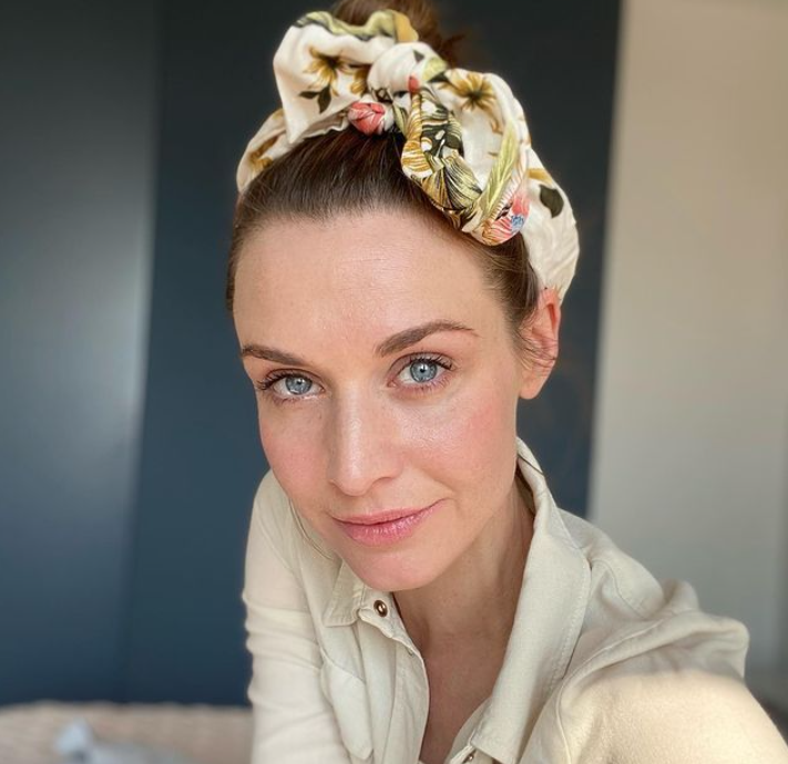 Julia Kamińska zachwyca nową fryzurą. Aktorka postawiła na modną w tym sezonie "curtain bangs". "Wyglądasz obłędnie" - piszą fani