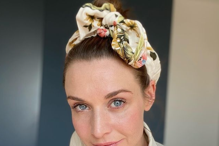 Julia Kamińska zachwyca nową fryzurą. Aktorka postawiła na modną w tym sezonie "curtain bangs". "Wyglądasz obłędnie" - piszą fani