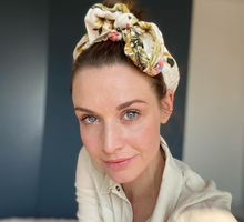 Julia Kamińska zachwyca nową fryzurą. Aktorka postawiła na modną w tym sezonie "curtain bangs". "Wyglądasz obłędnie" - piszą fani