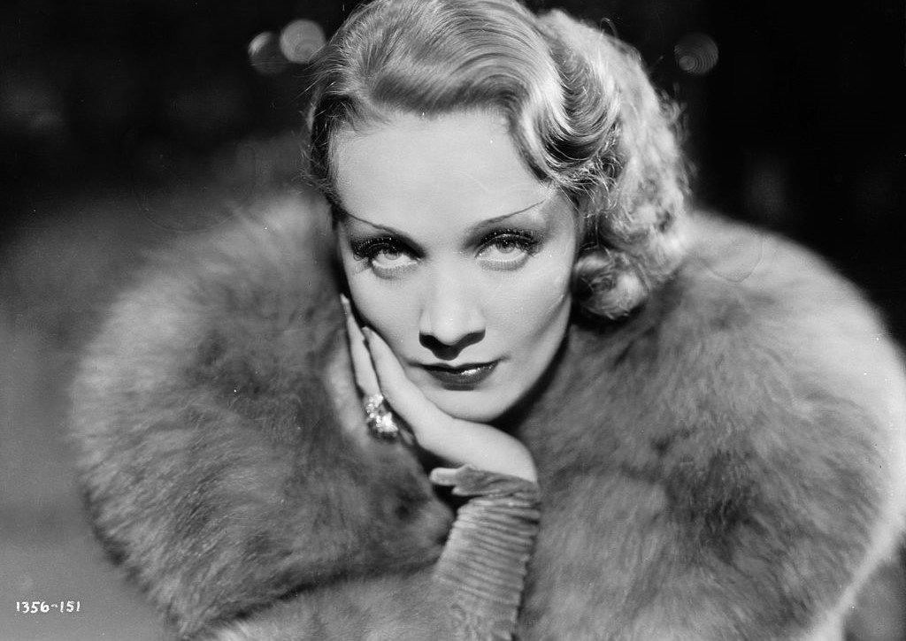 Marlena Dietrich: Królowa stylu i skandalu. Mówiono o niej: "zepsuta do szpiku kości". Jakie tajemnice ukrywała legenda kina?