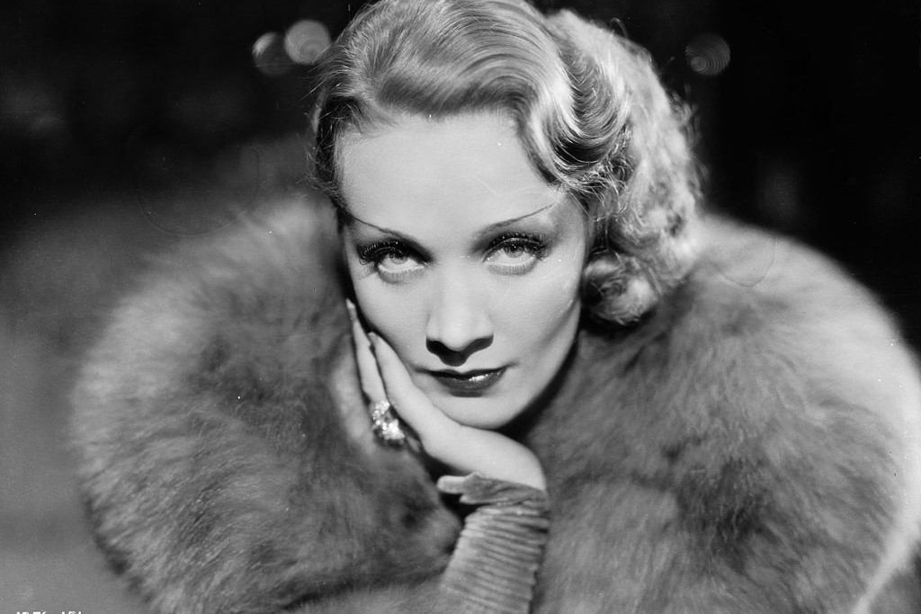 Marlena Dietrich: Królowa stylu i skandalu. Mówiono o niej: "zepsuta do szpiku kości". Jakie tajemnice ukrywała legenda kina?