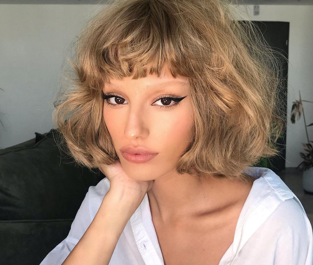 Krótkie włosy z grzywką – komu pasują? Galeria fryzur z grzywką