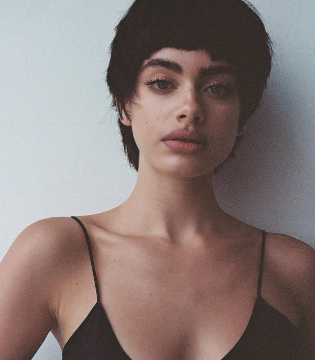 Bardzo krótkie fryzury damskie – komu pasują? Galeria fryzur