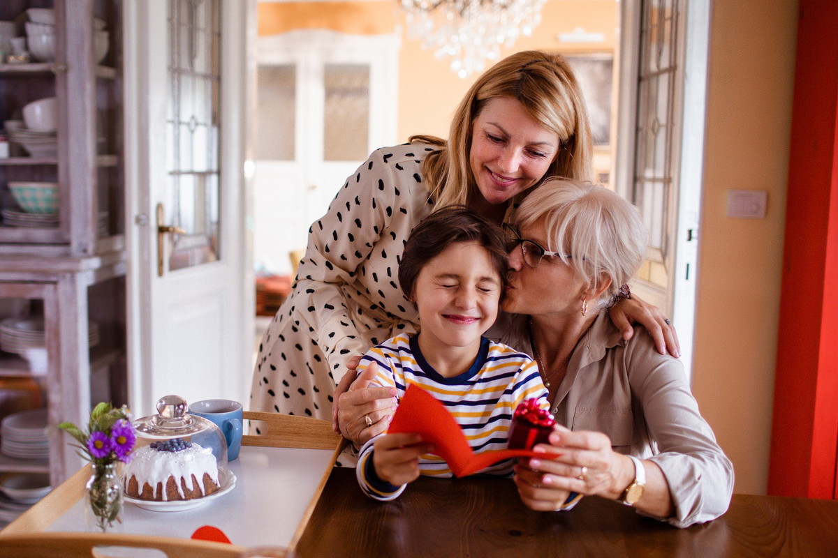 Prezenty na Dzień Babci i Dziadka, które zrobisz sama z dzieckiem. DIY od serca najbardziej wzruszają