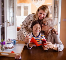 Prezenty na Dzień Babci i Dziadka, które zrobisz sama z dzieckiem. DIY od serca najbardziej wzruszają