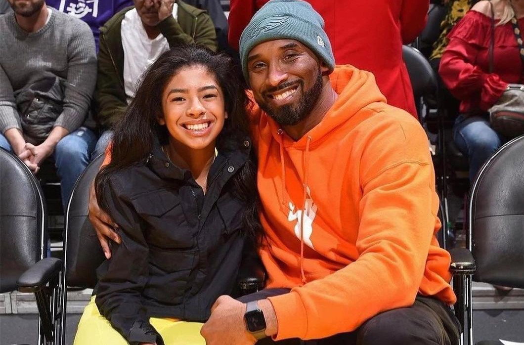 W 2. rocznicę tragicznej śmierci Kobe Bryanta i jego córki postawiono im pomnik. Trudno powtrzymać łzy