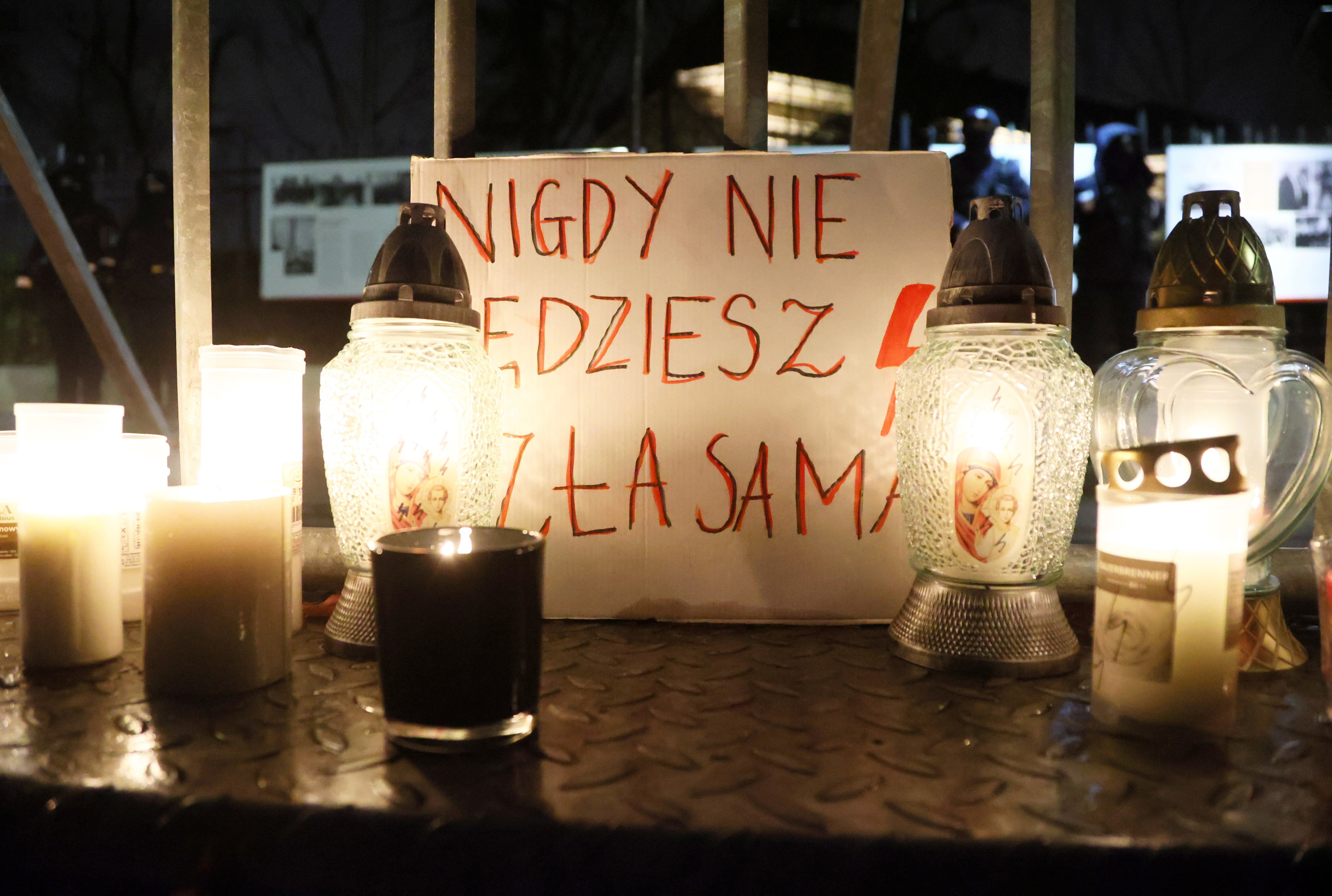 Bliźniacza siostra Agnieszki z Częstochowy zabrała głos po śmierci siostry.  "Mąż Agnieszki błagał lekarzy, by ratowali mu żonę"