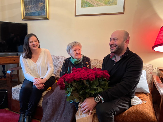 100 róż na 100. urodziny – Janina Rożecka, bohaterka powstania warszawskiego, nie mogła uwierzyć własnym oczom!