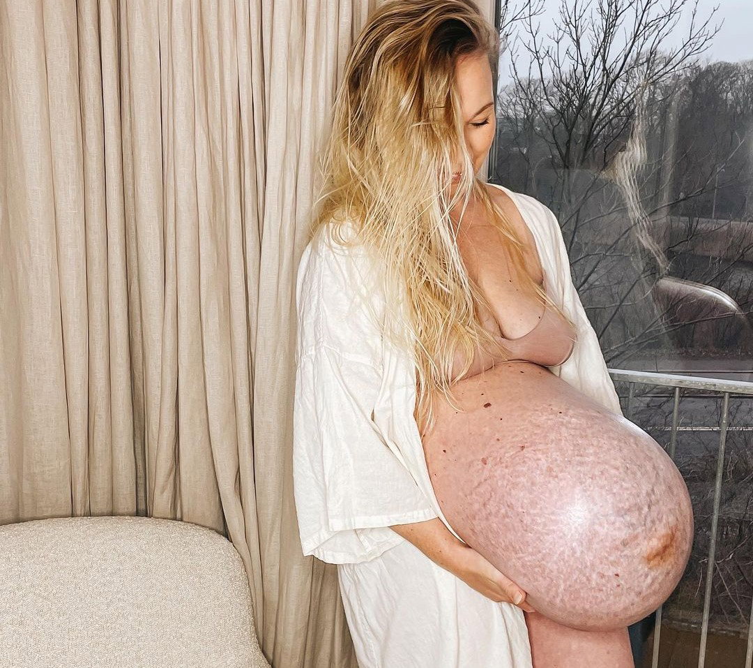 Na Instagramie pokazywała NIESAMOWITY brzuch ciążowy. Urodziła trojaczki! Jak teraz wygląda jej ciało po ciąży?