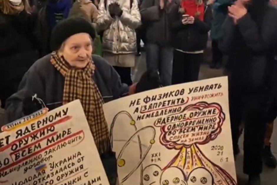 Elena Osipova protestuje przeciwko wojnie w Ukrainie