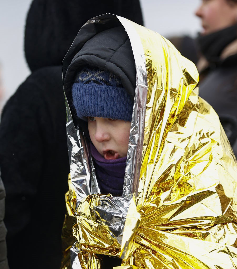 Nagranie płaczącego chłopca samotnie przekraczającego granicę łamie serca. Zobacz wideo, które obiegło świat