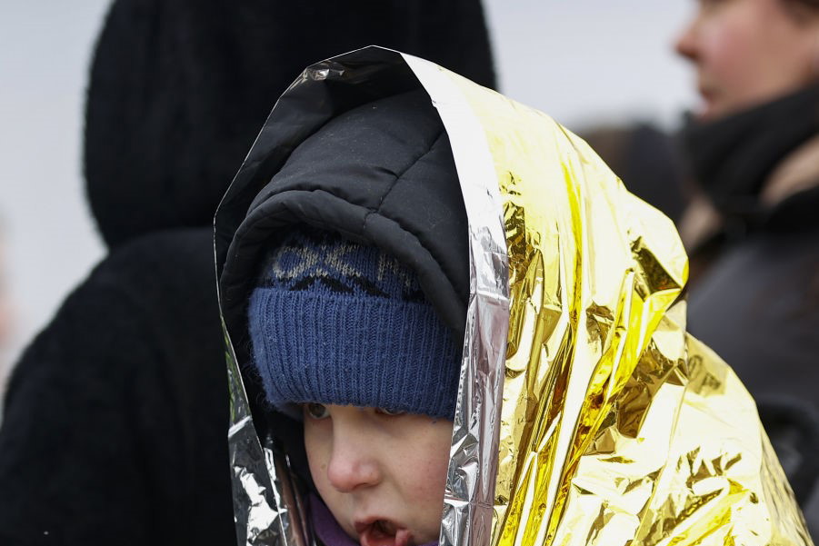 Nagranie płaczącego chłopca samotnie przekraczającego granicę łamie serca. Zobacz wideo, które obiegło świat