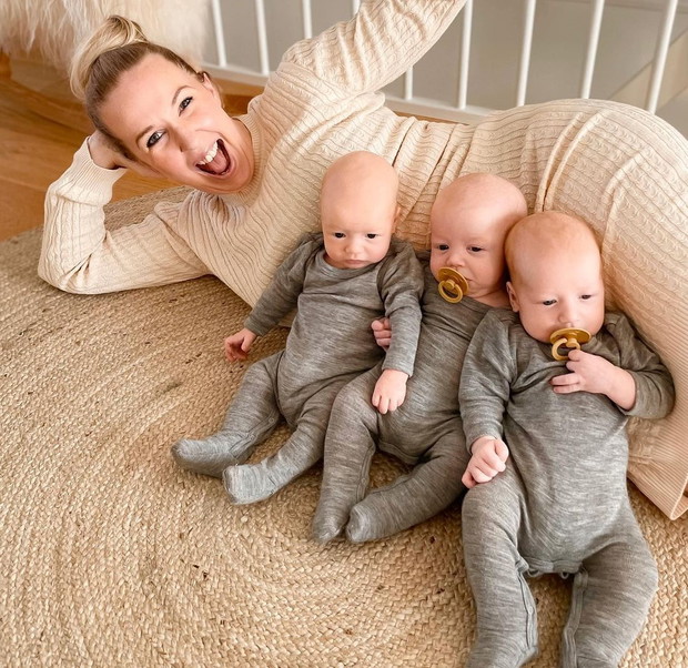Na Instagramie pokazywała NIESAMOWITY brzuch ciążowy. Urodziła trojaczki! Jak teraz wygląda jej ciało po ciąży?