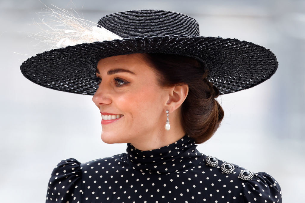 Wiosenna sukienka w groszki w stylu Kate Middleton. Ten model do złudzenia przypomina legendarną kreację Lady Diany!