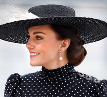 Wiosenna sukienka w groszki w stylu Kate Middleton. Ten model do złudzenia przypomina legendarną kreację Lady Diany!