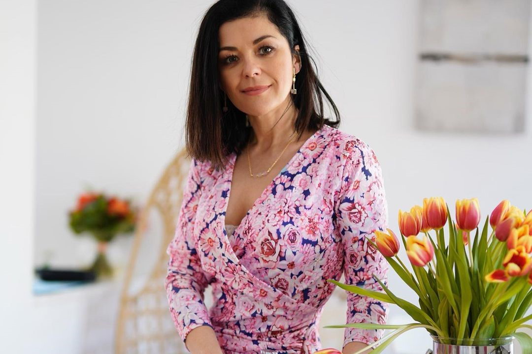 Wiosenna sukienka we francuskim stylu: Kasia Cichopek wygląda kwitnąco i dziewczęco - zupełnie jak nastolatka!