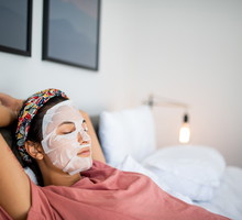 Kobieta z maseczką przeciwzmarszczkową