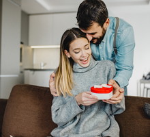 Co kupić dziewczynie? Oto 7 prezentów, które sprawią jej radość