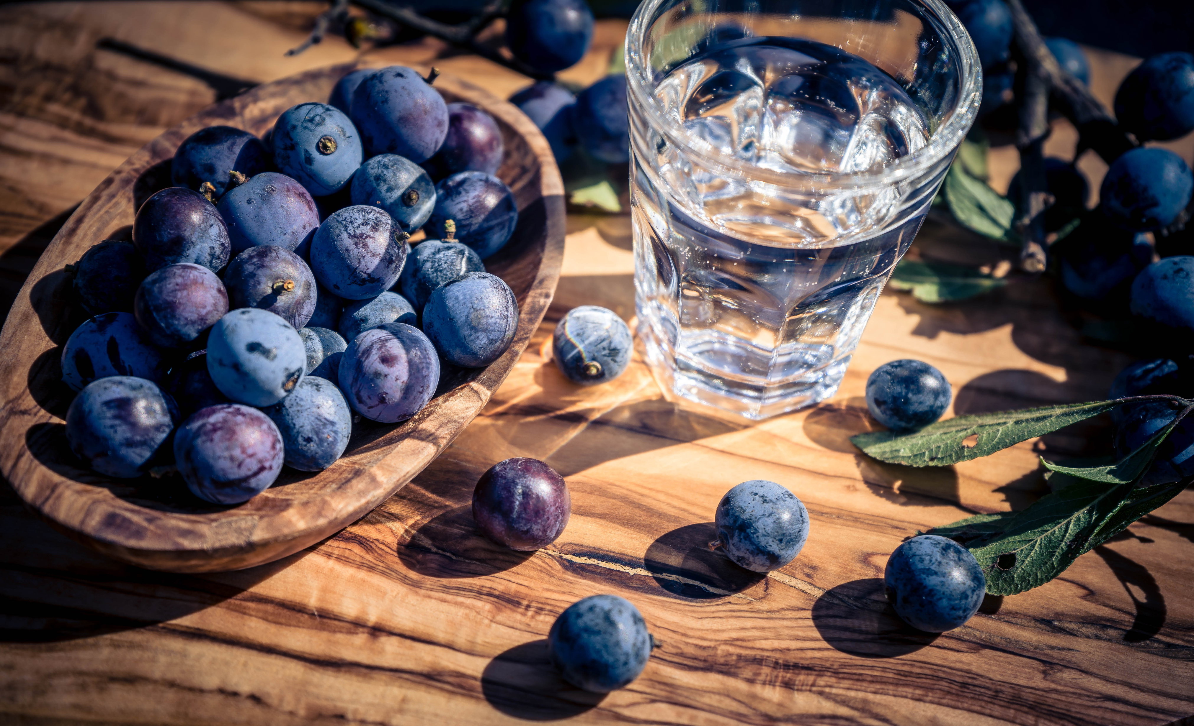Śliwowica - przepis, cena, historia. Jak zrobić i jak pić śliwowicę ze śliwek węgierek?