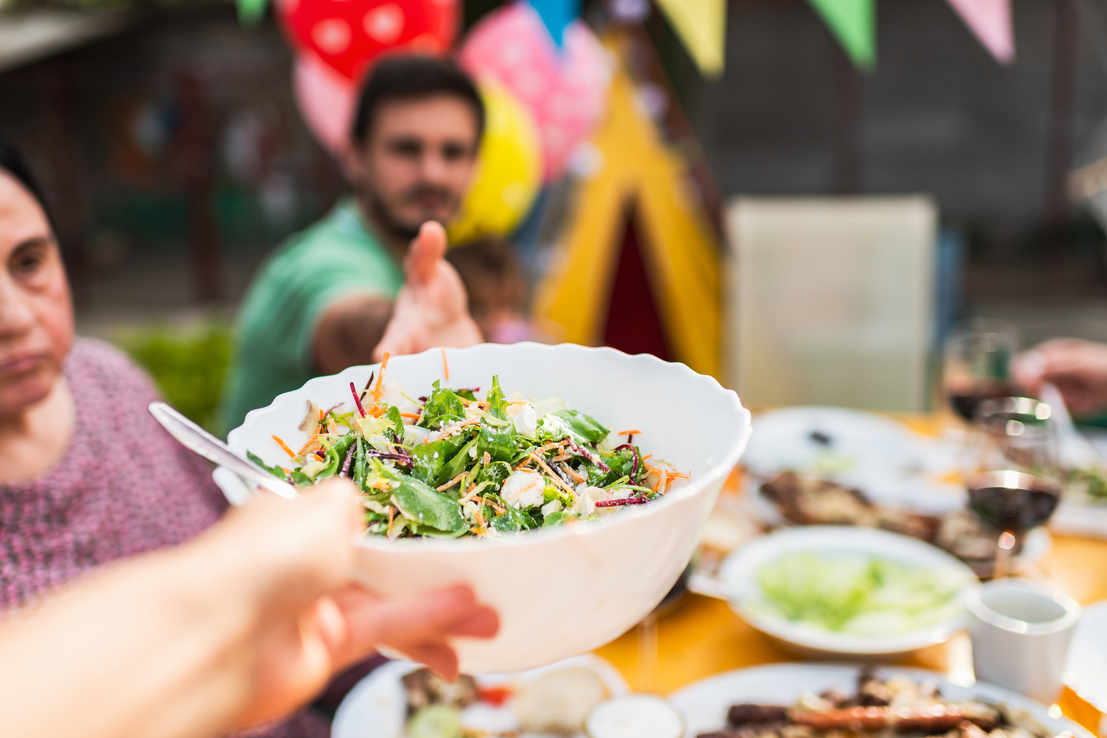 Dodatki do grilla, czyli fajne przekąski i sałatki do mięsa z grilla [PRZEPISY]