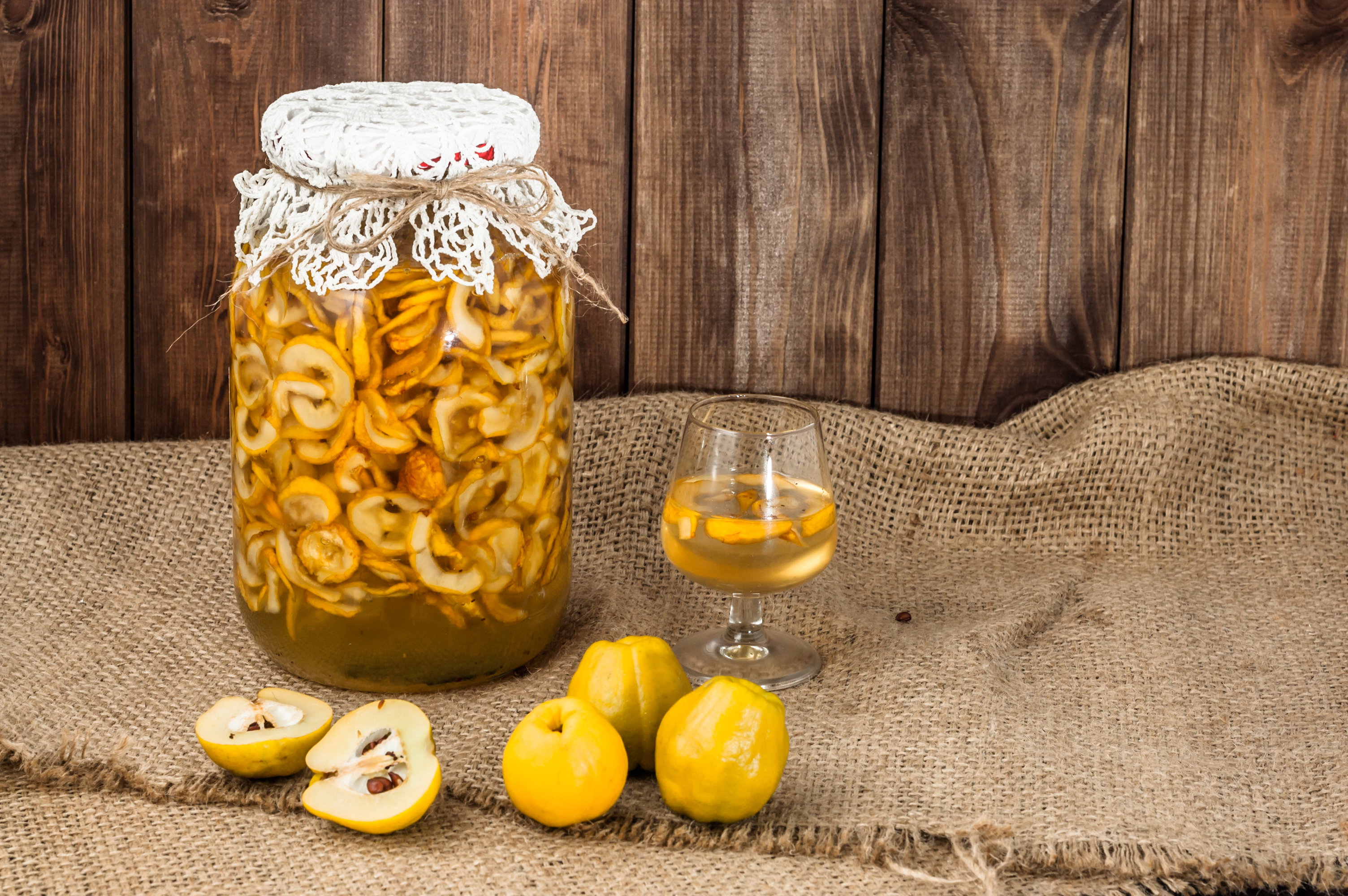 Nalewka z pigwy - na spirytusie czy na wódce? Przepis na najlepszą pigwówkę