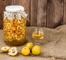 Nalewka z pigwy - na spirytusie czy na wódce? Przepis na najlepszą pigwówkę