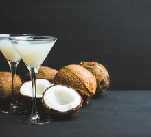 Drinki z malibu - jak je zrobić? Przepisy na proste drinki z malibu z mlekiem i innymi dodatkami