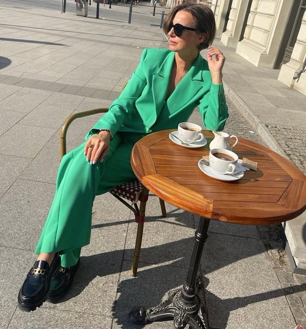 Marynarka w stylu Kasi Sokołowskiej. Ten mocny kolor robi robotę - to HIT sezonu!