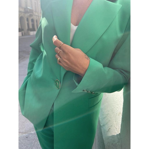 Marynarka w stylu Kasi Sokołowskiej. Ten mocny kolor robi robotę - to HIT sezonu!