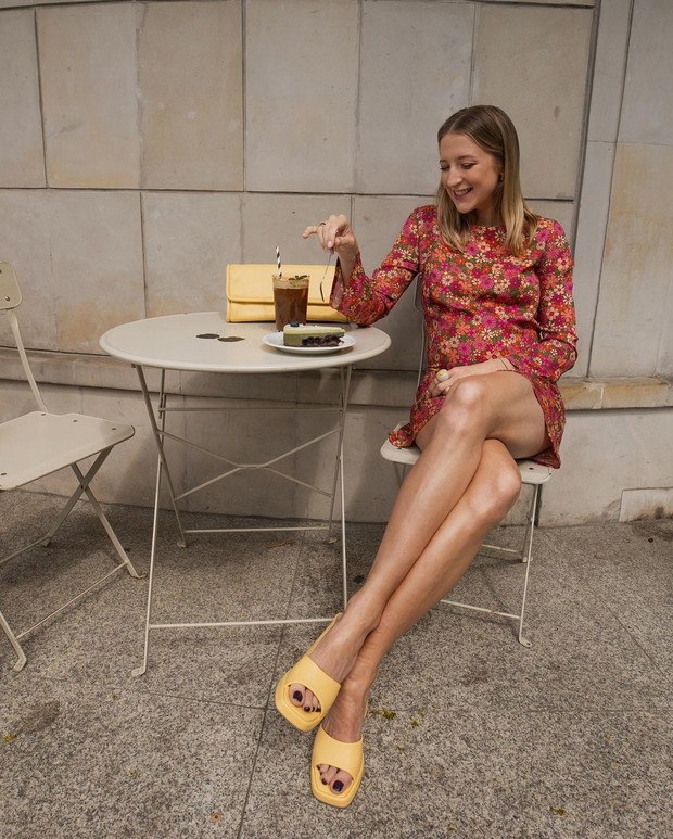 Słodka sukienka w kwiaty Lary Gessler w stylu lat 70. to projekt polskiej marki! Modele mini w stylu Sharon Tate i Twiggy będą hitem tego lata