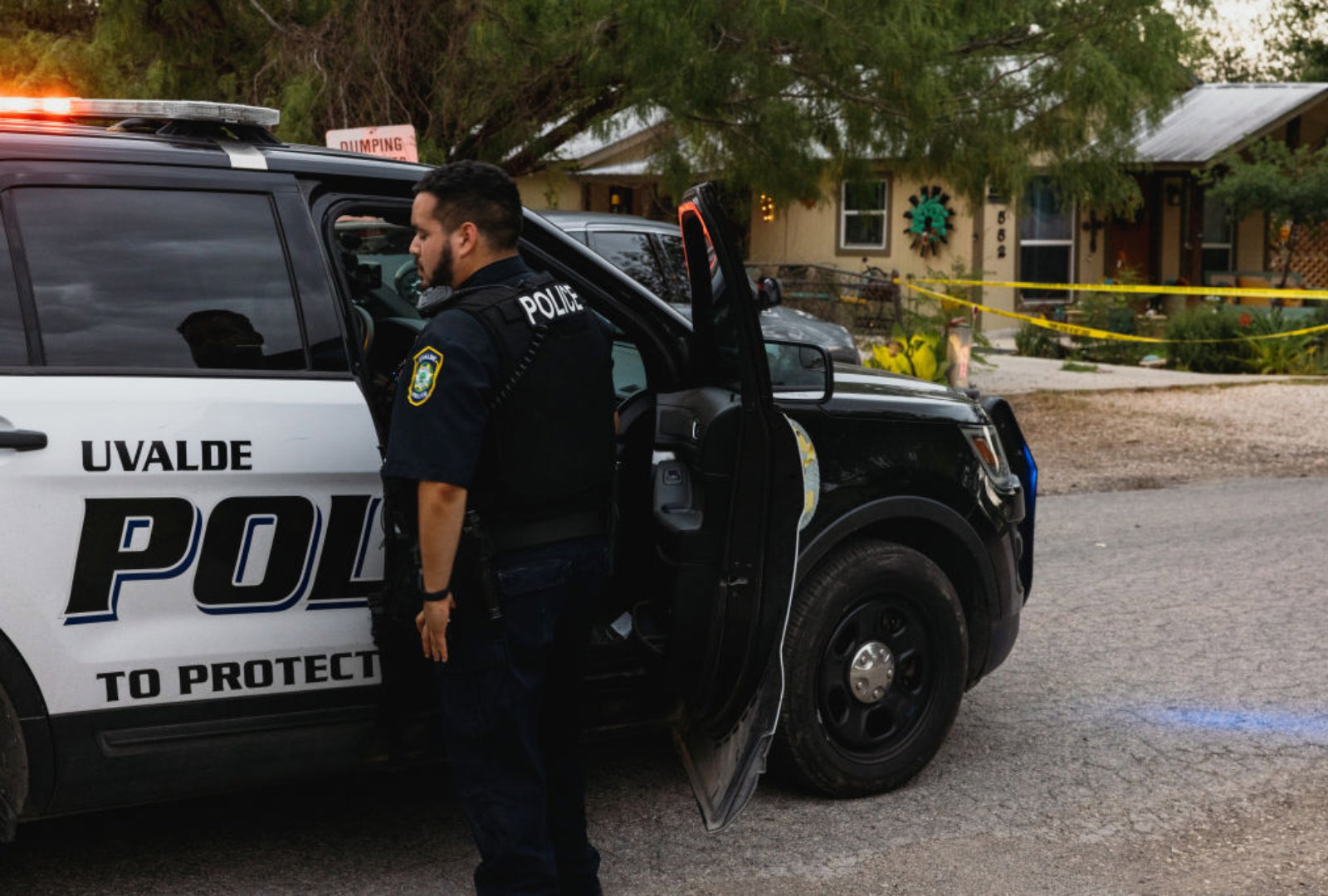 Policja przed domem Salvadora Ramosa