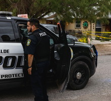 Policja przed domem Salvadora Ramosa