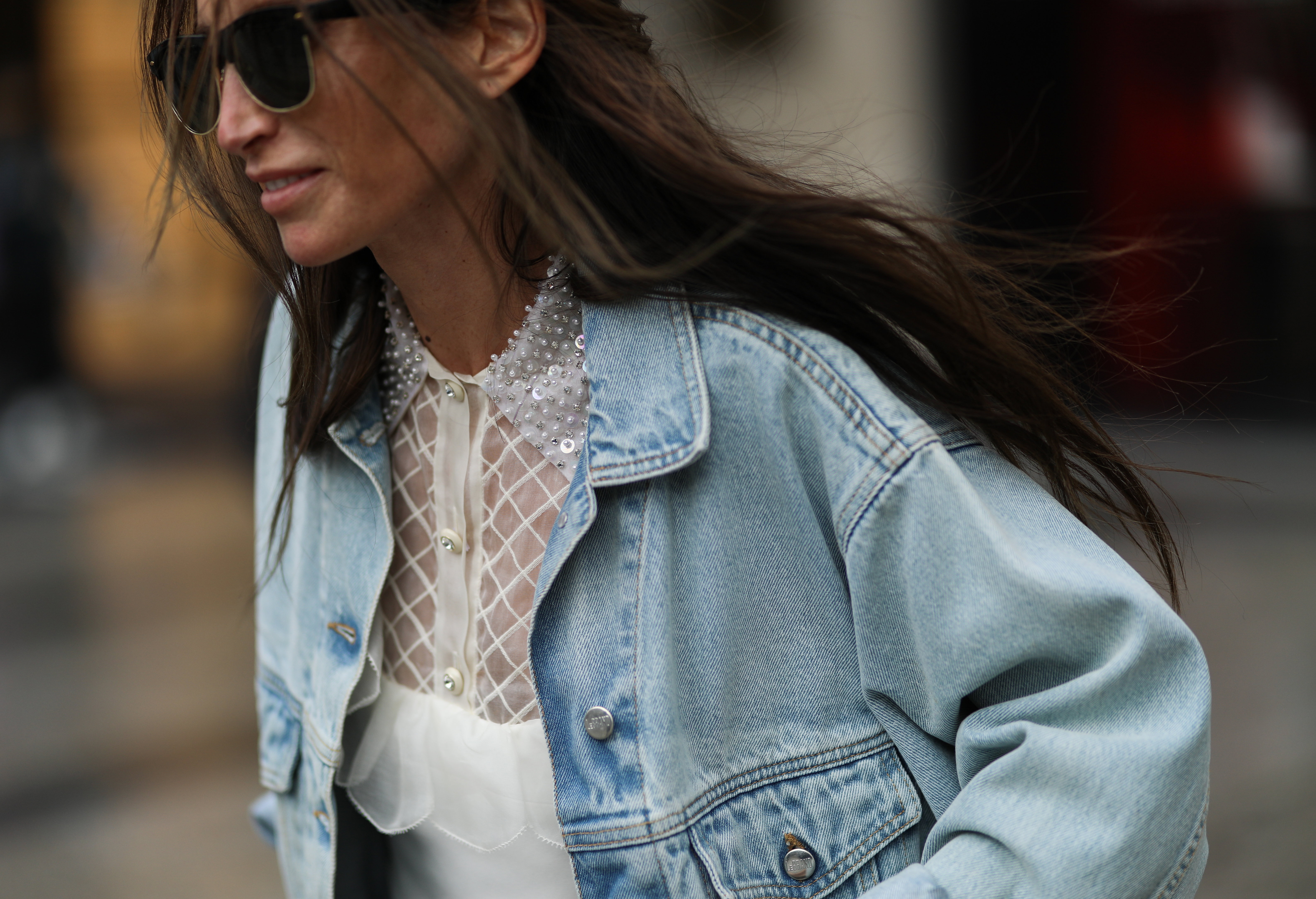 Kurtka jeansowa - ideał na wiele sezonów. Najmodniejsze modele sezonu