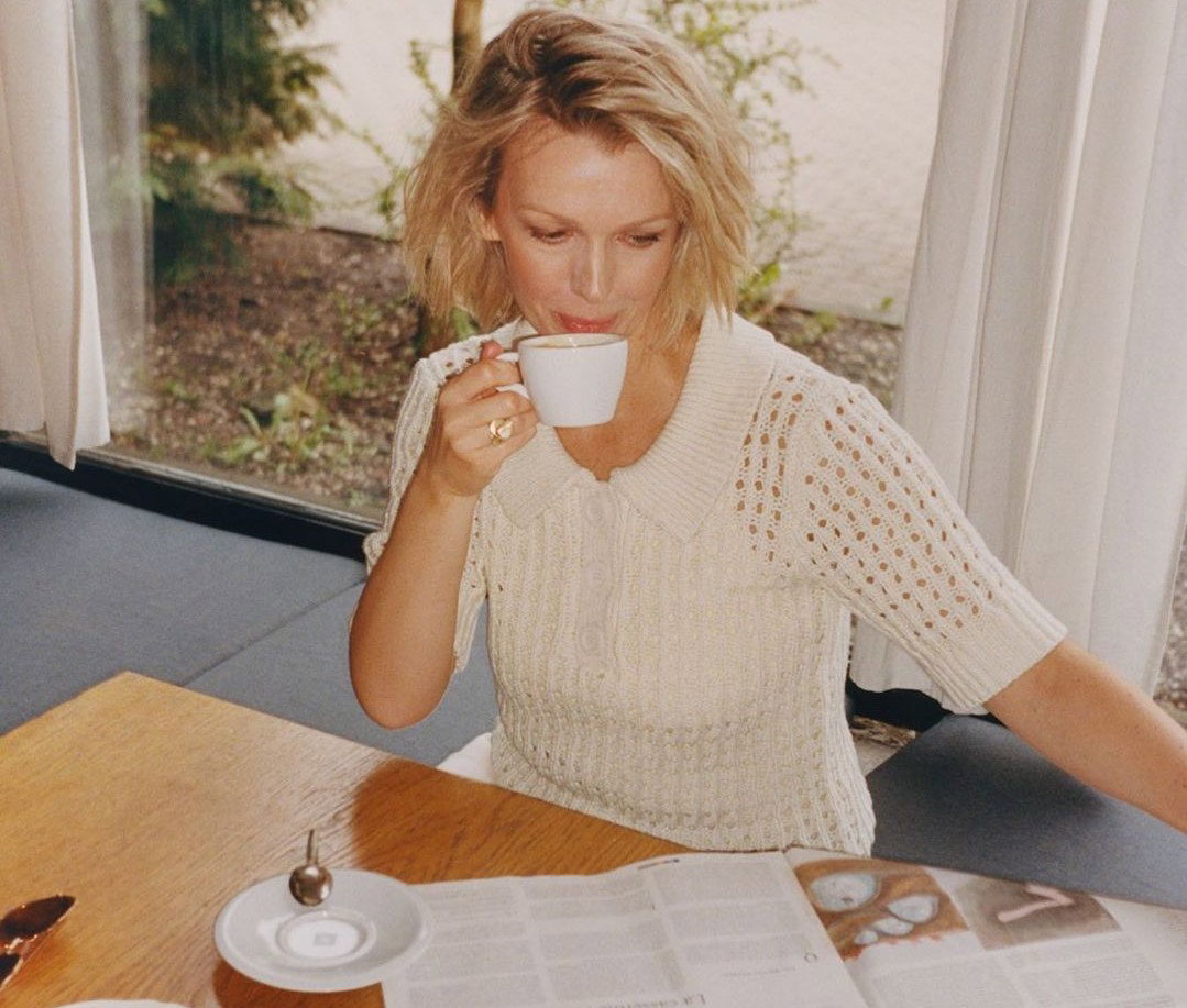 Magda Mołek "cała na biało". Ta bluzka w stylu lat 60. to hit wiosny i lata - gwiazda wygląda w niej jak z retro zdjęć!