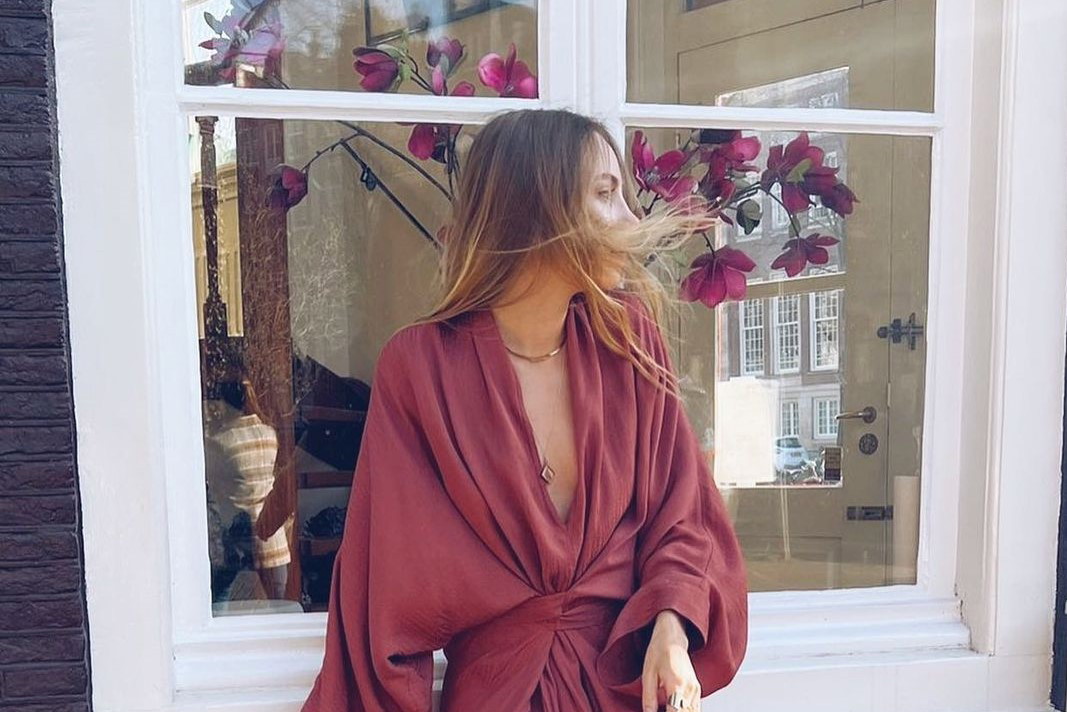 Sukienka kimono - nie wyobrażamy sobie bez niej lata! Gdzie znajdziesz najpiękniejsze modele tej wakacyjnej sukienki?