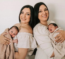 Bliźniaczki przez całe życie żartowały, że urodzą tego samego dnia. I tak się stało! Ich pierworodni synowie mieli nawet te same wymiary