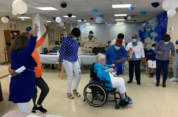 18-latka oddała córkę do adopcji. Kobiety spotkały się po 80 latach!