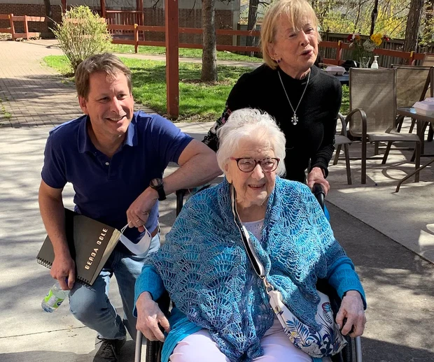 18-latka oddała córkę do adopcji. Kobiety spotkały się po 80 latach!