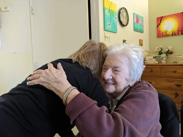 18-latka oddała córkę do adopcji. Kobiety spotkały się po 80 latach!