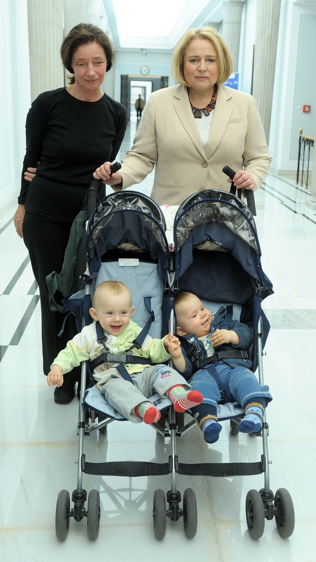 Barbara Sienkiewicz z dziećmi i Wandą Nowicką