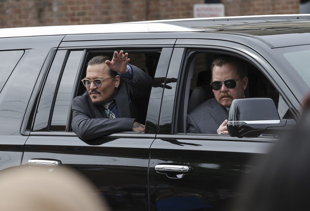 Johnny Depp pozdrawia zgromadzonych przed sądem fanów