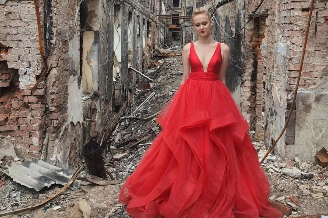 Przejmujący taniec uczniów na ruinach szkoły w Charkowie. "Nie zabiją naszej wolności!"