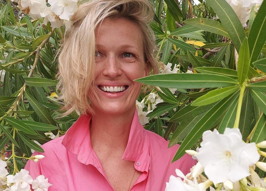 Magda Mołek w klasycznym czarnym bikini. Zainspiruj się gwiazdą i zobacz nasz przegląd czarnych strojów kąpielowych z wyprzedaży