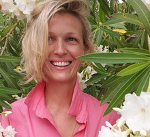 Magda Mołek w klasycznym czarnym bikini. Zainspiruj się gwiazdą i zobacz nasz przegląd czarnych strojów kąpielowych z wyprzedaży