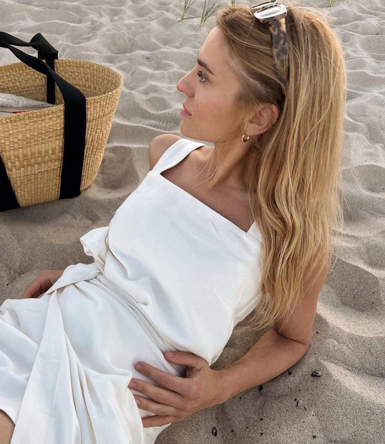 Biała sukienka na lato - to ulubiony model influencerek i gwiazd m.in. Kasi Tusk